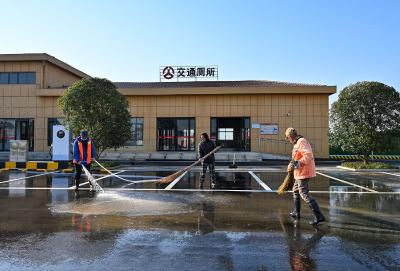 清理路域环境   推进美丽公路创建
