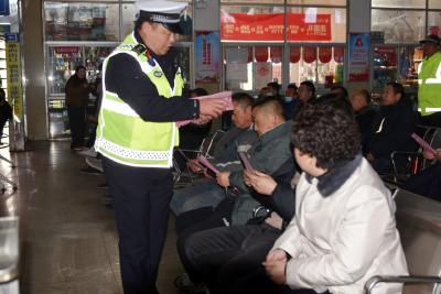 枣阳交警春运交通安全宣讲进企业