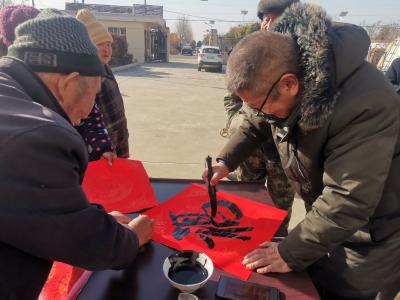 杨垱镇开展“金蛇迎春 福纳百祥”写春联送祝福活动