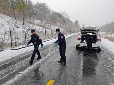 枣阳警方清雪除冰 守护道路安全