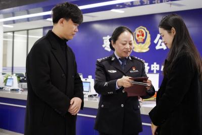 延时服务解民忧 户口迁移暖人心