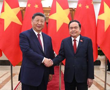 习近平会见越南国会主席陈青敏