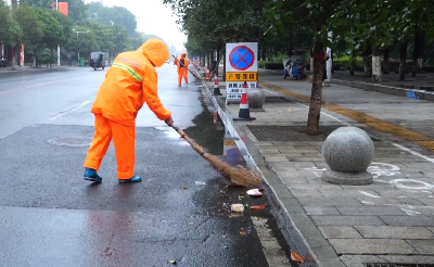 V视 | 市市容环境卫生服务中心积极做好雨天城市环卫保洁工作