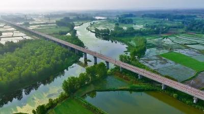湖北枣阳：高铁驰骋画风景