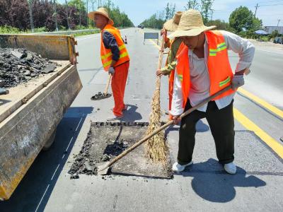 枣阳市公路养护中心抢抓晴好天气处置路面“病害”