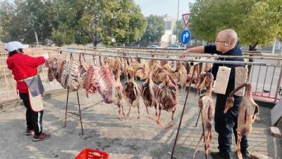 湖北枣阳：腊肉飘香年味浓 家家户户腌肉忙