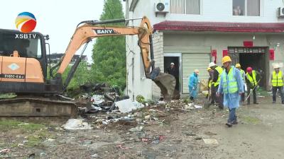 【视频】县城管局：冒雨整治丁麻路和红烛路沿线环境卫生