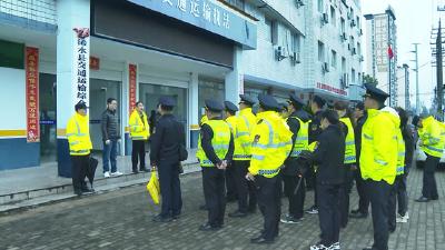 县交通运输综合执法大队开展路域环境整治行动