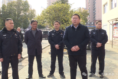 邓中麟走访慰问坚守一线的交警、巡特警、环卫工人和外卖员
