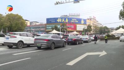 【视频】邓中麟看望慰问坚守一线的公安民警、环卫工人