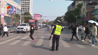 【视频】交警午间坚守 只为城区交通有序畅通
