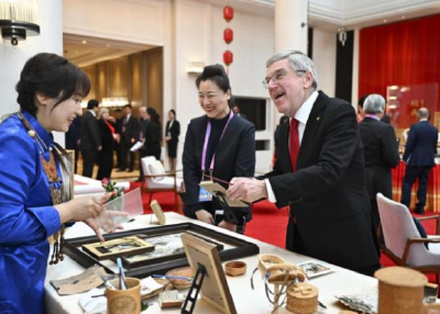 近看外交｜一起看“尔滨”向亚冬会国际贵宾展示的非遗