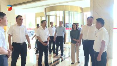 【视频】陈正红、邓中麟检查高考准备工作