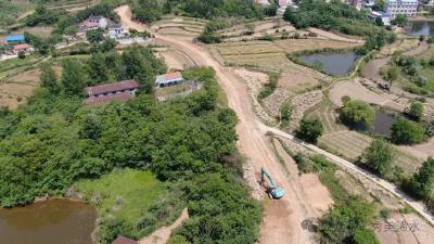这条路连村更连心：干部真正办实事，群众真心跟上来！