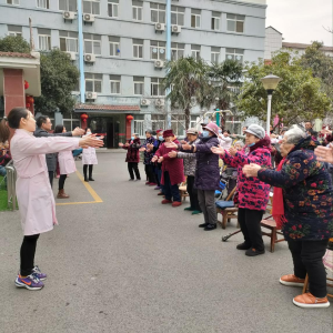 宜城市福利院丰富老人生活 开展拍手健身操广场舞活动