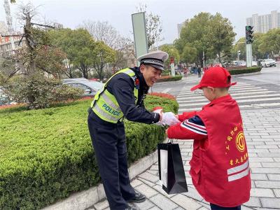 宜城星火志愿服务队开展为一线工作者送暖心茶活动