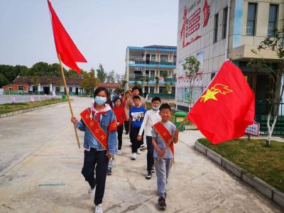 优化环境迎“五一”   争当勤劳小主人