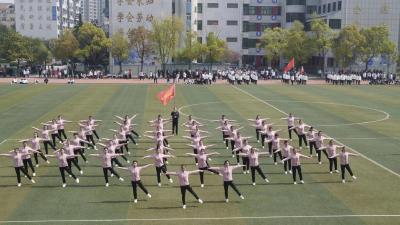 宜城市机关幼儿园：享趣味运动 展巾帼风采