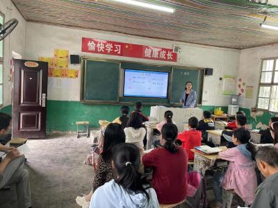 推门听课 以听促教——板桥店镇王台村小学公开课活动