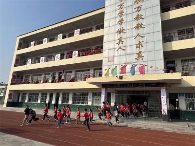 小河镇新华村小学开展消防紧急疏散演练活动