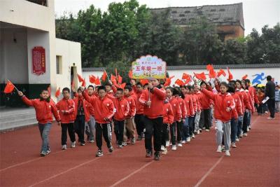 小河镇新华小学举行秋季运动会