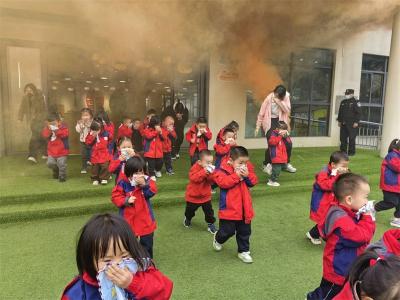 宜城市实验幼儿园开展防火防震安全演练