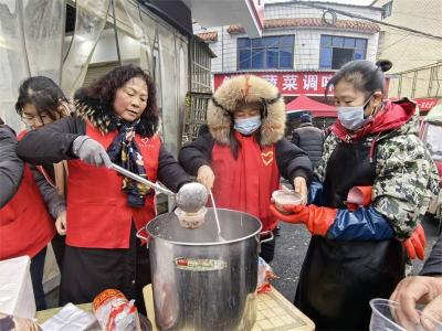 宜城：单拐女孩方丹七年发放超6万份爱心粥