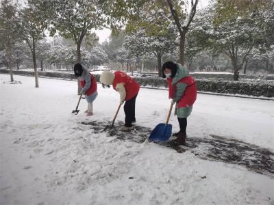 宜城：干部职工齐上阵 扫雪除冰保畅通