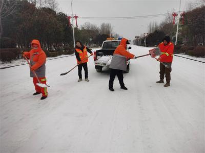 宜城市环卫局：融雪除冰保畅通