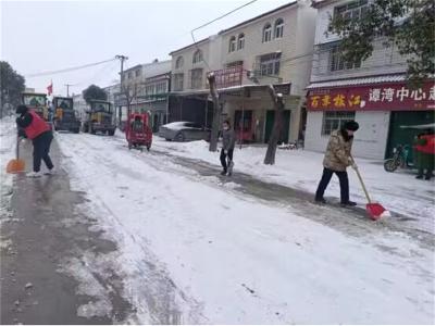 小河镇：清扫积雪保平安 道路畅通暖人心