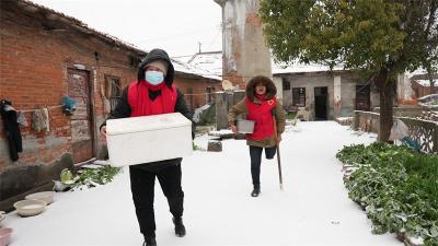 “襄阳好人”方丹冒雪单拐送“爱心粥”