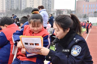 开学第一课 民警送法进校园