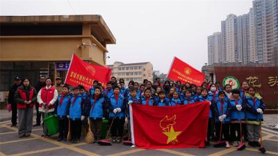 【学雷锋 树新风】大小“雷锋”进小区开展卫生清扫志愿服务活动