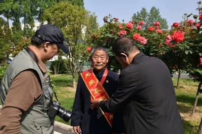 宜城市为“光荣在党50年”老党员上门拍摄荣誉照