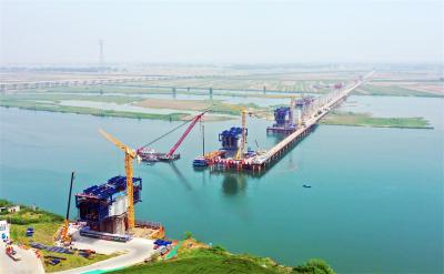 襄荆高铁汉江特大桥建设进入造桥机拼装施工阶段