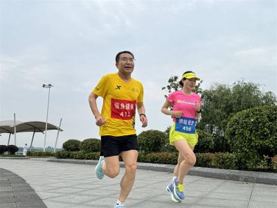 宜城市人民医院举行庆祝“5.12”国际护士节长跑健康赛