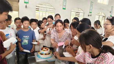 郑集镇楚才小学特殊方式欢送毕业生