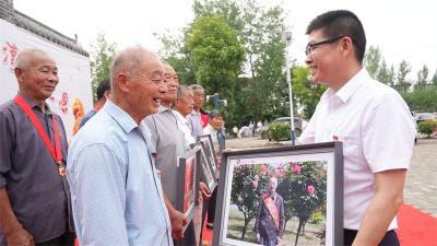 宜城市开展志愿服务活动致敬“光荣在党50年”老党员