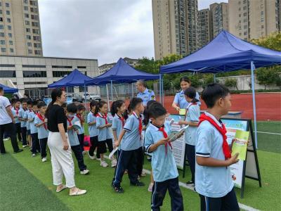 宜城市场监管局进校园宣传食品安全知识