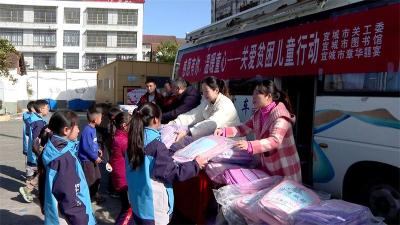 情暖山村小学 爱心慰问困难家庭