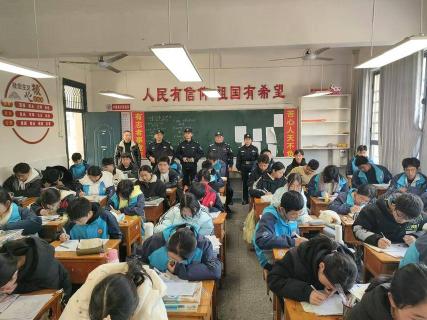 宜城市汉江中学：警官进校园 呵护伴成长