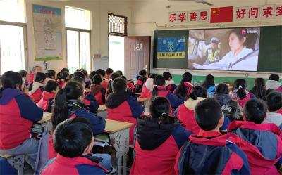 宜城三民智慧社工到铁湖小学举办安全科普讲座