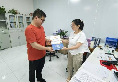 宜城市工商联联合市司法局开展法治体检进企业活动