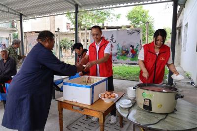 小河镇：幸福食堂温暖开张 爱心守护老人“幸福餐”