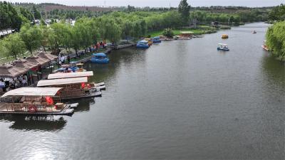 宜城：竹筏游湖享野趣 亲子戏水乐翻天