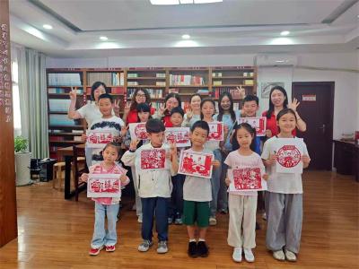 宜城：亲子剪纸倡文明 移风易俗树新风
