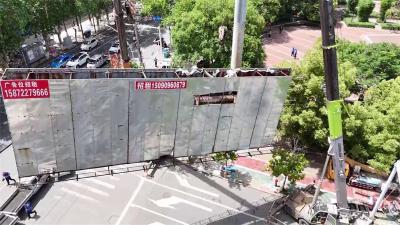 宜城城管：重拳整治安全隐患 依法拆除高空违规广告牌 