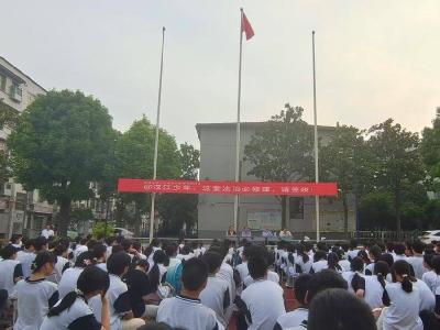 筑牢青春防线 法治护航成长——宜城市汉江中学举办七年级法治教育专题讲座