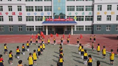 宜城市实验小学举行一年级首批少先队员入队仪式