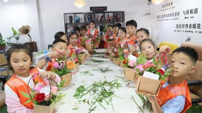 小记者体验花艺之美 以花为礼感恩母爱